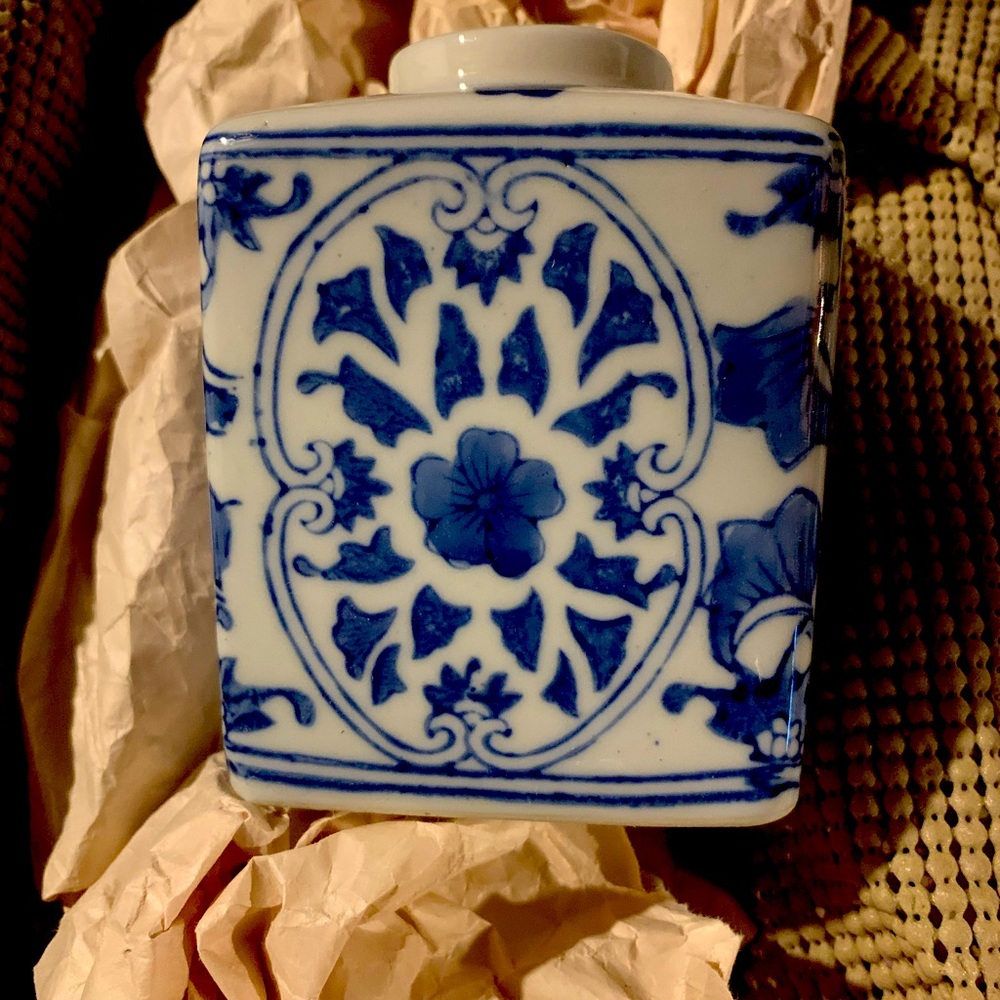 Japanese vintage jar blue, white excellent condition